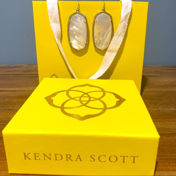 Kendra Scott Elle earrings in mother of pearl. New. - Picture 1 of 1